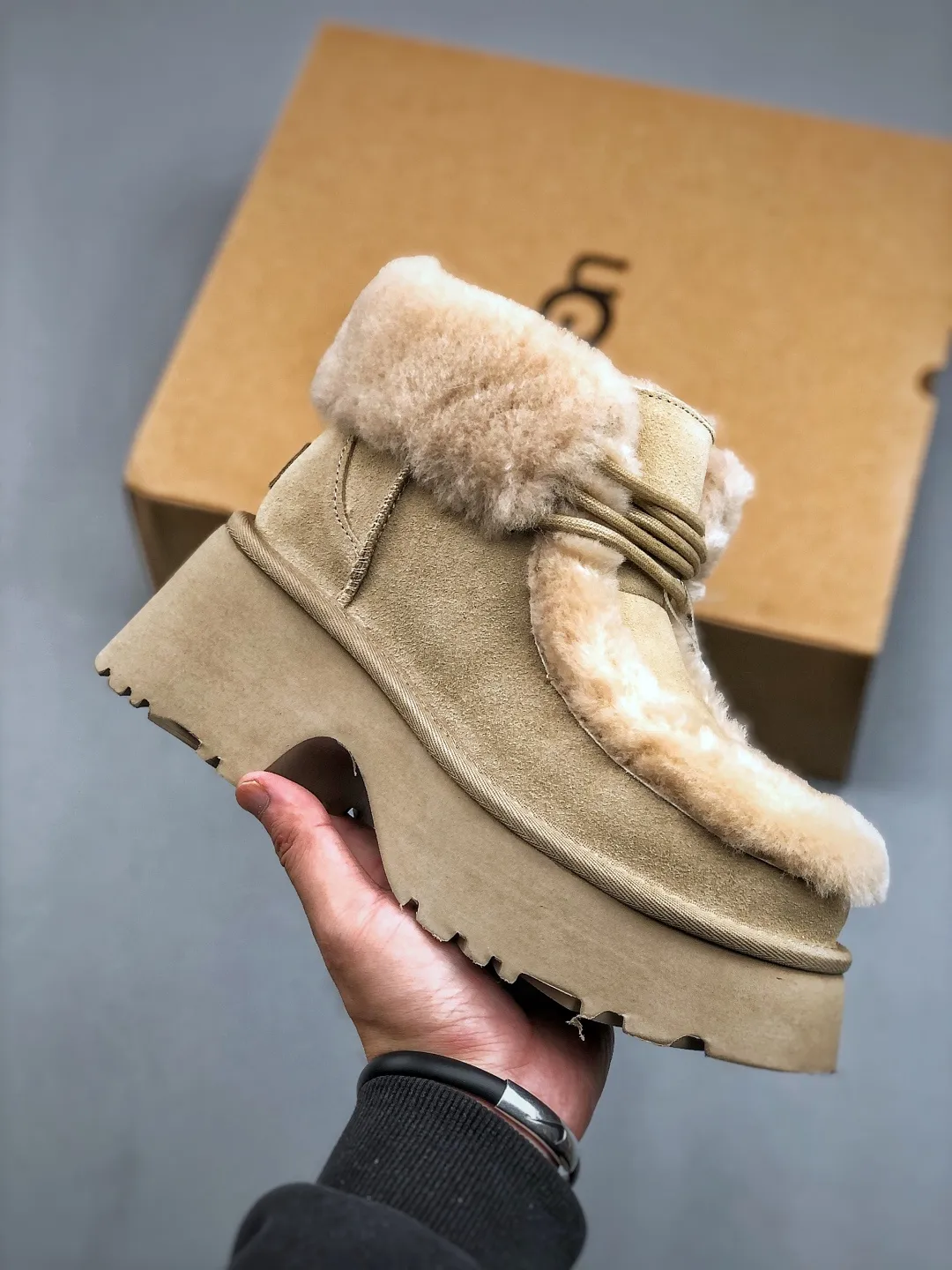 Local self-pickup 💰700 supports store placement. The top version on the market. 25 new models. UGG Esme 6cm taller. Split cow leather. Fashionable and comfortable. Ankle-length snow boots. Produced by a major foreign trade factory in Guangzhou. From toe to insole, genuine sheep fur. Independent outer box packaging. Chip. Waterproof process. Different from any version on the market. Independently developed original outsole and cashmere insole to keep you warm in winter and suitable for home use. In recent years, uug has launched a style series that is partially geared towards the preferences of young consumers and has also moved to the forefront of fashion trends. Shoe body material Water-repellent coated suede upper 17 mm UGGPURE™ implanted wool insole Lightweight non-slip and comfortable rubber outsole With brand LOGO trademark Comes with a full set of packaging Size: 35-40